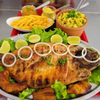 Peixe assado acompanhado de Baião, farofa, banana, pirao, vinagrete e fritas.